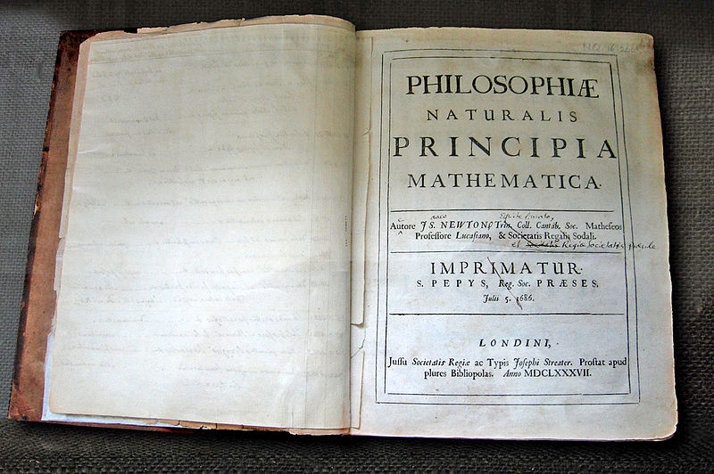 Fotografía de la copia persona de Newton de la primera edición de los *Principia*, incluyendo correcciones hechas a mano por el mismo Newton. Foto: Andrew Dunn, http://bit.ly/2WugALe.