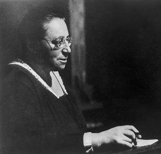 Emmy Noether (1883-1935), considerada como una de las matemáticas más importantes de la historia, descubrió el teorema que lleva su nombre y que juega un papel fundamental en la física contemporánea.  Crédito: Erlangen Konrad Jacobs (1930).